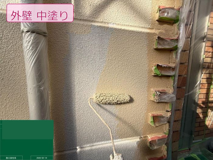 八尾市高安町 築25年 ALC外壁 中塗り作業中