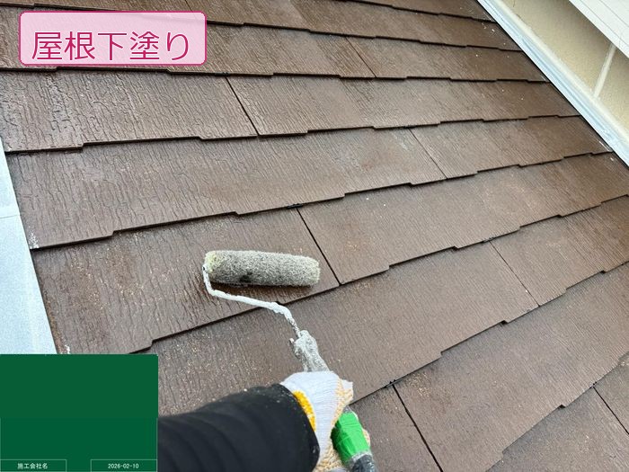 八尾市高安町 築25年 スレート屋根 下塗り作業中