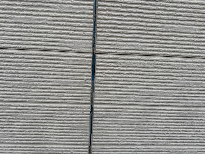 八尾市曙川東 築20年 サイディング目地コーキングひび割れ拡大