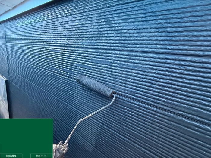 八尾市曙川東 築25年 サイディング外壁 上塗り作業中