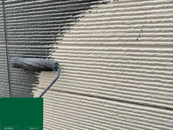 八尾市曙川東 築25年 サイディング外壁 中塗り作業中