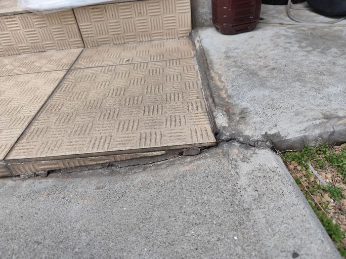 八尾市曙川東 築20年 玄関タイル目地