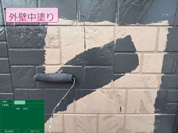 松原市別所 築25年 サイディング外壁 中塗り作業中濃色部分