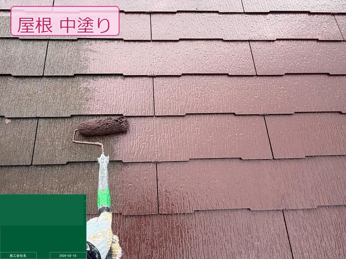 八尾市高安町 築25年 スレート屋根 中塗り作業中
