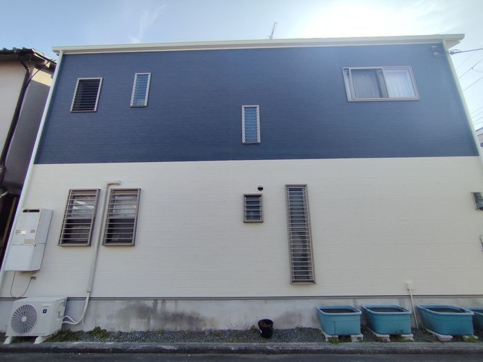 八尾市曙川東 築25年 窯業系サイディング外壁 側面 施工後 ホワイト×ネイビーツートン