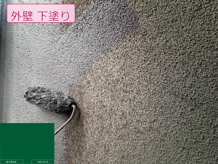 松原市別所 築25年 窯業系サイディング外壁 下塗り作業中ローラー塗布