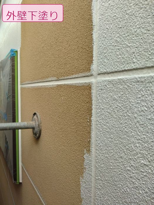 八尾市太子堂 築20年 ALC外壁 下塗り作業中