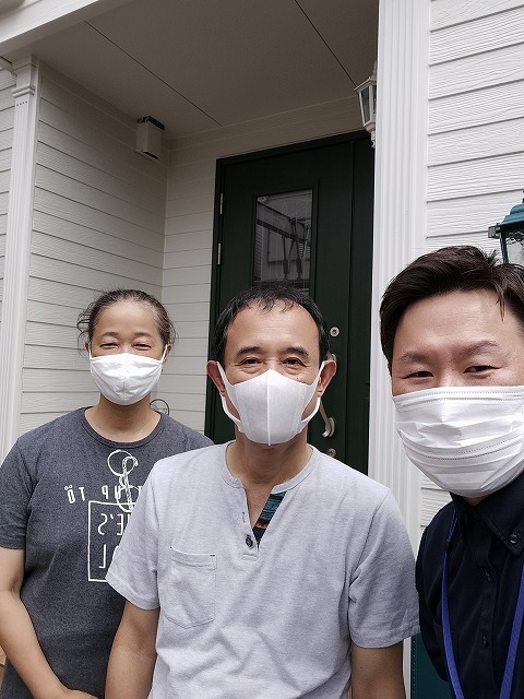 八尾市神宮寺 H様と松本のツーショット写真
