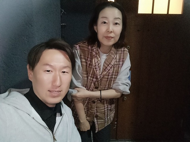 八尾市久宝寺 M様と松本のツーショット写真