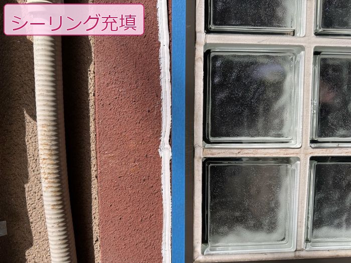 八尾市久宝寺 築25年 モルタル外壁 シーリング充填作業中