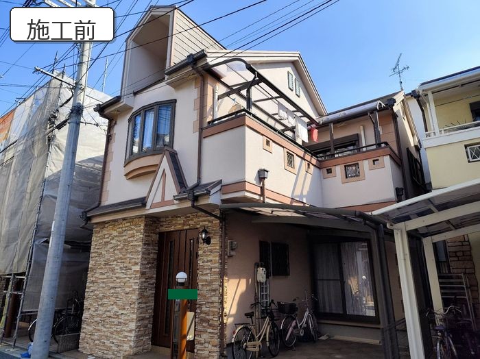 八尾市久宝寺にて、モルタル外壁をホワイトベースに赤茶系アクセントを＋屋根塗装・シーリング増し打ち(築25年)