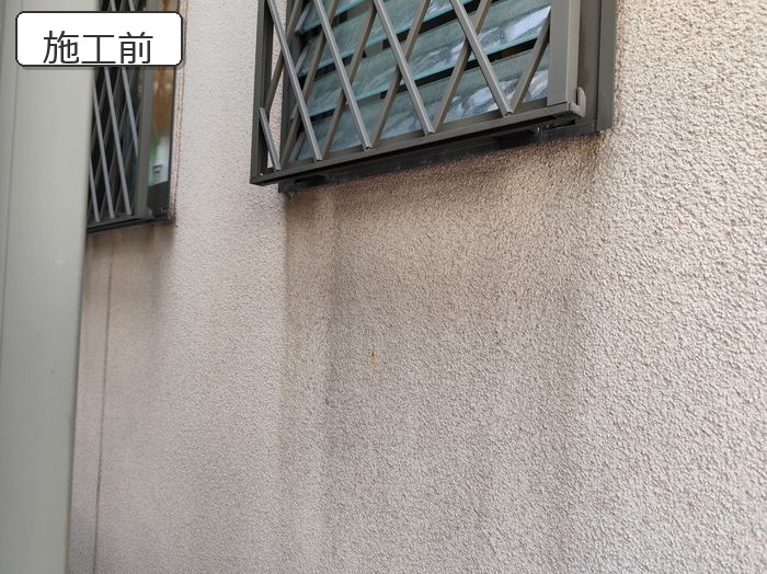 八尾市久宝寺 築25年 モルタル外壁 窓下の雨だれ汚れ 施工前