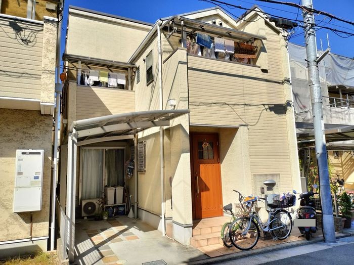 八尾市久宝寺にて、ラジカル制御型塗料で濃紺×ライトグレーのツートンカラーに塗り替え（築25年）