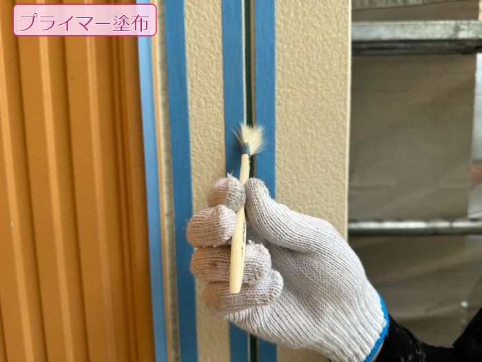 八尾市 築25年 窯業系サイディング シーリングプライマー塗布中