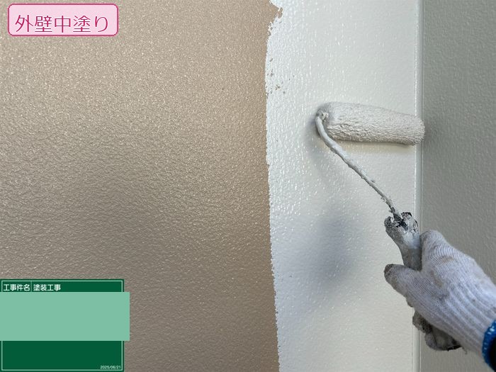 八尾市 築25年 窯業系サイディング 中塗り作業中