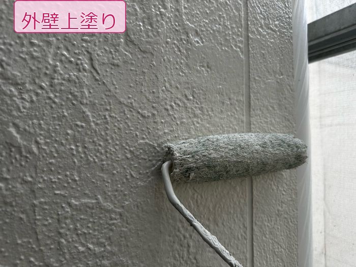 八尾市 築25年 サイディング外壁 上塗り作業中