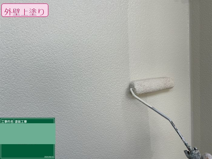 八尾市 築25年 窯業系サイディング 上塗り作業中