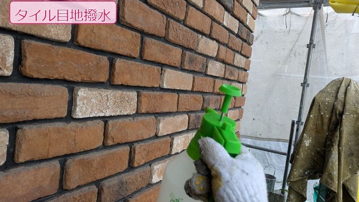 八尾市久宝寺 築25年 レンガ調タイル 目地撥水処理中