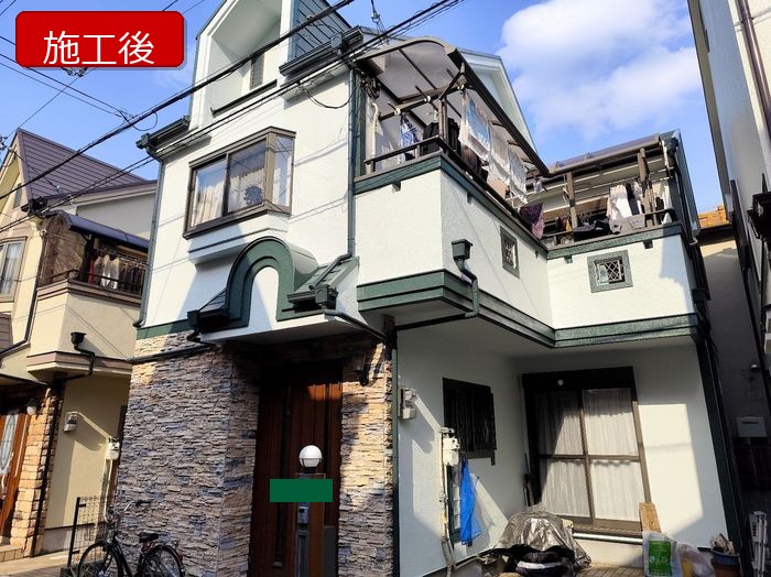 八尾市久宝寺 築25年 モルタル外壁 施工後の正面外観 オフホワイト×オパールグリーンのツートンカラー