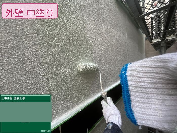 八尾市久宝寺 築25年 モルタル外壁 中塗り作業中