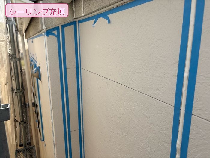 八尾市久宝寺 築25年 サイディング外壁 シーリング充填作業中