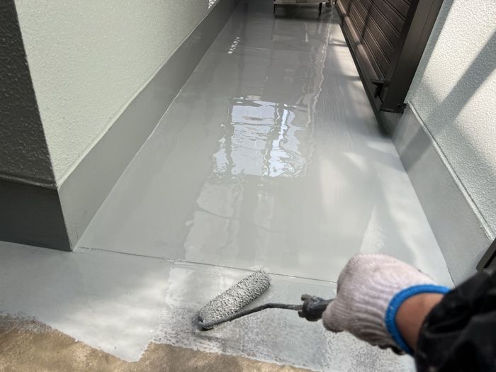 八尾市久宝寺 築24年 ベランダ ウレタン防水塗布中