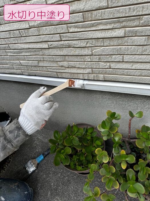 八尾市太子堂 築18年 水切り部分の下塗り作業中