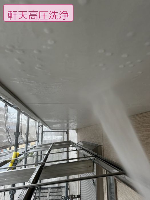 八尾市太子堂 築18年 窯業系サイディング外壁 高圧洗浄作業中
