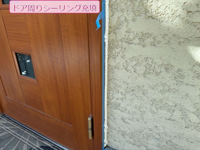八尾市 築25年 サイディング プライマー塗布作業中