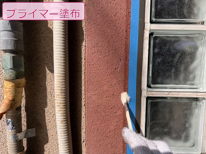 八尾市久宝寺 築25年 モルタル外壁 シーリングプライマー塗布作業中