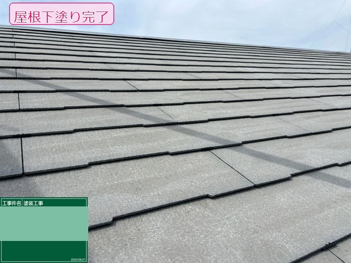 八尾市 築25年 スレート屋根 下塗り作業中