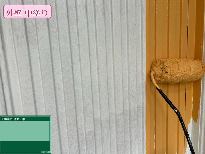 八尾市 築25年 金属サイディング 中塗り作業中