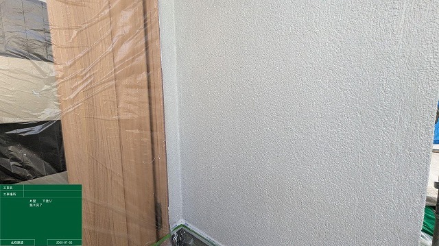 下塗りのフィラーを塗り終えて外壁全体が白く均一になった状態