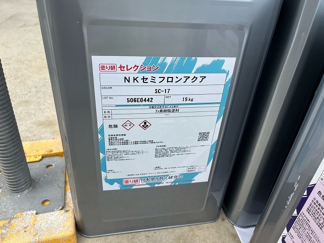 外壁の中塗りと上塗りに使用した1液水性フッ素樹脂塗料セミフロンアクアの缶