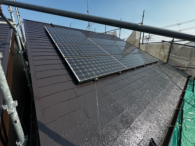 塗装が完了したスレート屋根 塗り終えた屋根。足場が残る状態で仕上がりを確認する