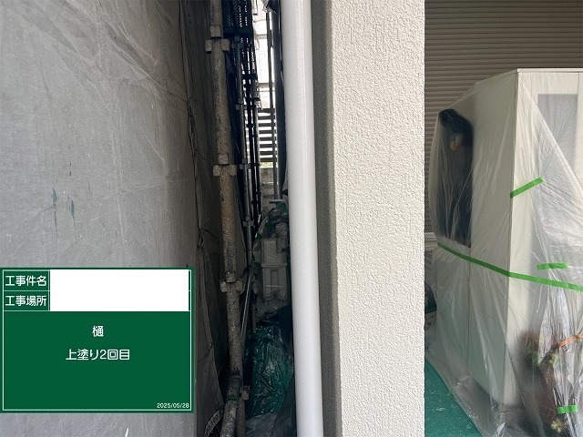 塗装を終えた雨樋。継ぎ目や金具まわりまで塗り込んだ仕上がり