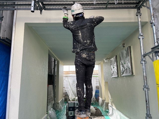 ラジカル制御型シリコン塗料で外壁の中塗りをしている様子