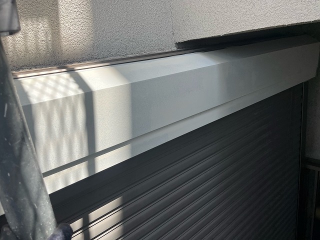錆止めを塗り終えたシャッターボックス周り