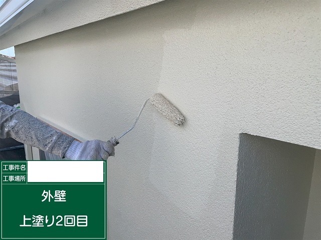 中塗りを乾燥させたあと同じ塗料で上塗りをしている様子