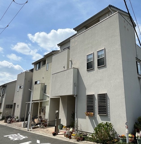 大東市緑ヶ丘の築18年モルタル外壁 施工前の全景 チョーキングと汚れが進んだ外観