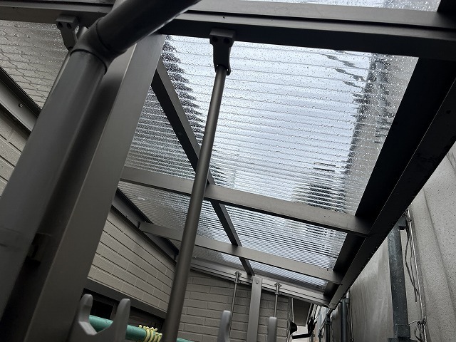 大東市 ポリカ製波板に交換した後のベランダ屋根 透明感が戻った状態