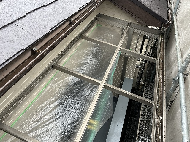 波板をすべて撤去してアルミの骨組みだけになったベランダ屋根