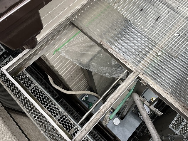 古い波板を半分だけ撤去して骨組みが見えてきたベランダ屋根