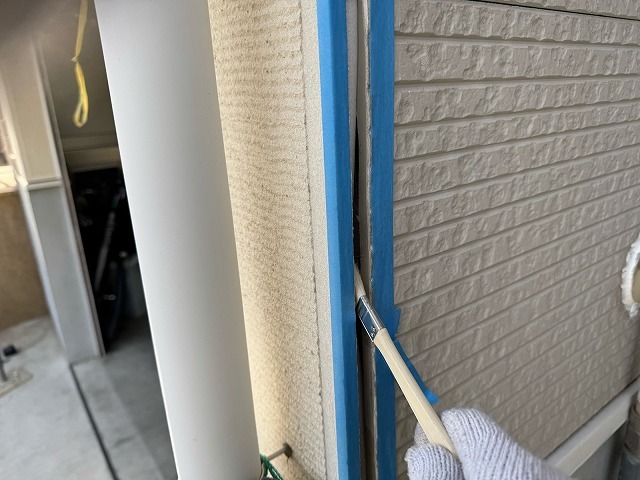 新しいシーリング材の密着を高めるためのプライマー塗布