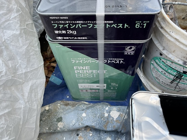 屋根の中塗り・上塗りに使用したファインパーフェクトベスト