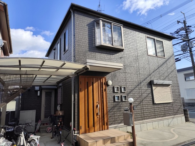外壁と屋根の塗り替えが完了した藤井寺市藤が丘の住宅