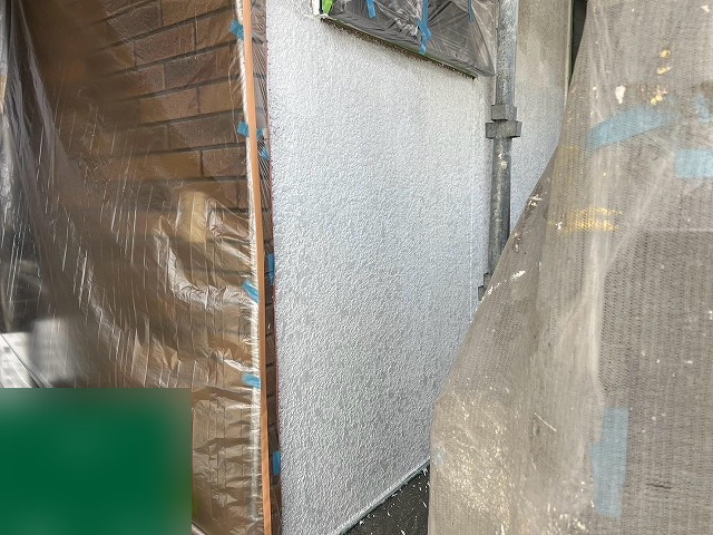下塗りのフィラーで外壁全体がいったん白くなった状態