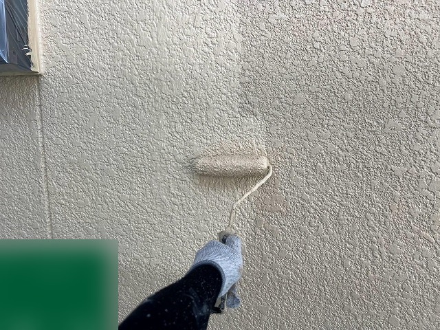外壁の上塗り作業 中塗りと同じ色を重ねて塗り残しをなくす