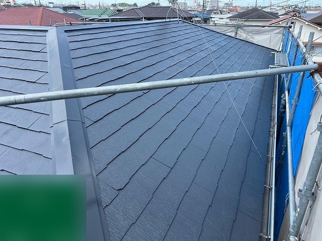 塗装が終わり均一な濃い色に仕上がったスレート屋根