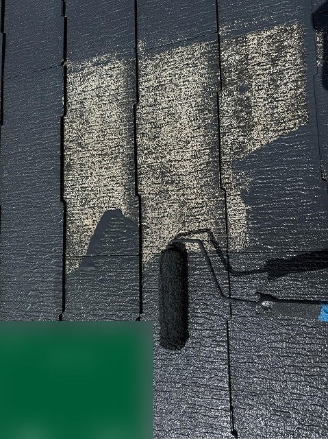 色あせたスレート屋根に中塗りを重ねて色が入っていくところ